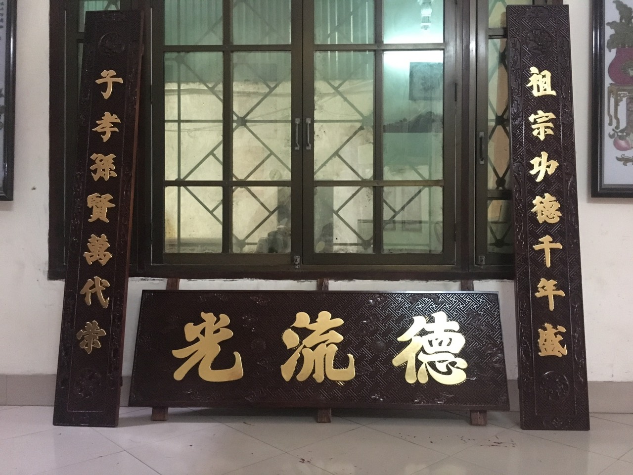 Câu Đối Thếp Vàng