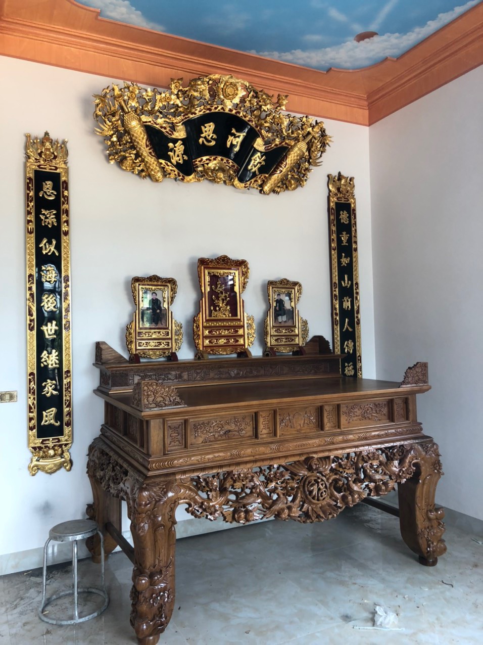 Gian thờ Sập nhi cấp Cuốn thư câu đối