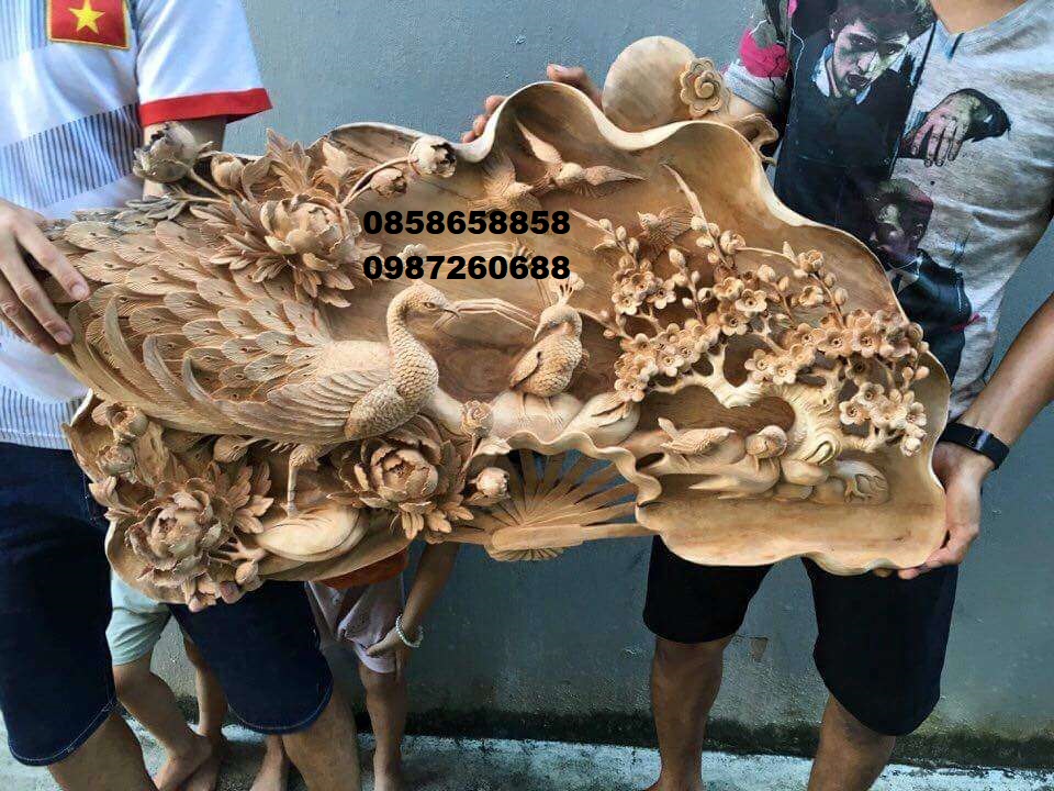 Bức tranh gỗ chim công hoa mẫu đơn và phong thủy uyên ương